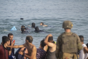31/07/2026 Decenas de migrantes intentan cruzar a España desde Marruecos, a 31 de julio de 2026, en Ceuta (España). Cientos de personas que entraron a Ceuta de forma masiva en las últimas horas están empezando a regresar voluntariamente a Marruecos por el espigón fronterizo. Los retornos comenzaron a producirse a última hora de la noche. A su vez, continúan entrando migrantes a la ciudad autónoma, si bien la afluencia, que no ha aflojado durante la madrugada, se ha ido reduciendo a primera hora de esta mañana.
POLITICA
Marcos Moreno - Europa Press