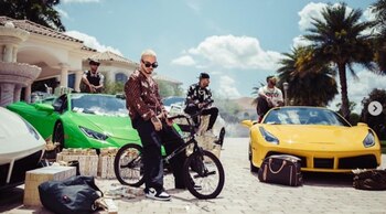 J Balvin prestó su Ferrari