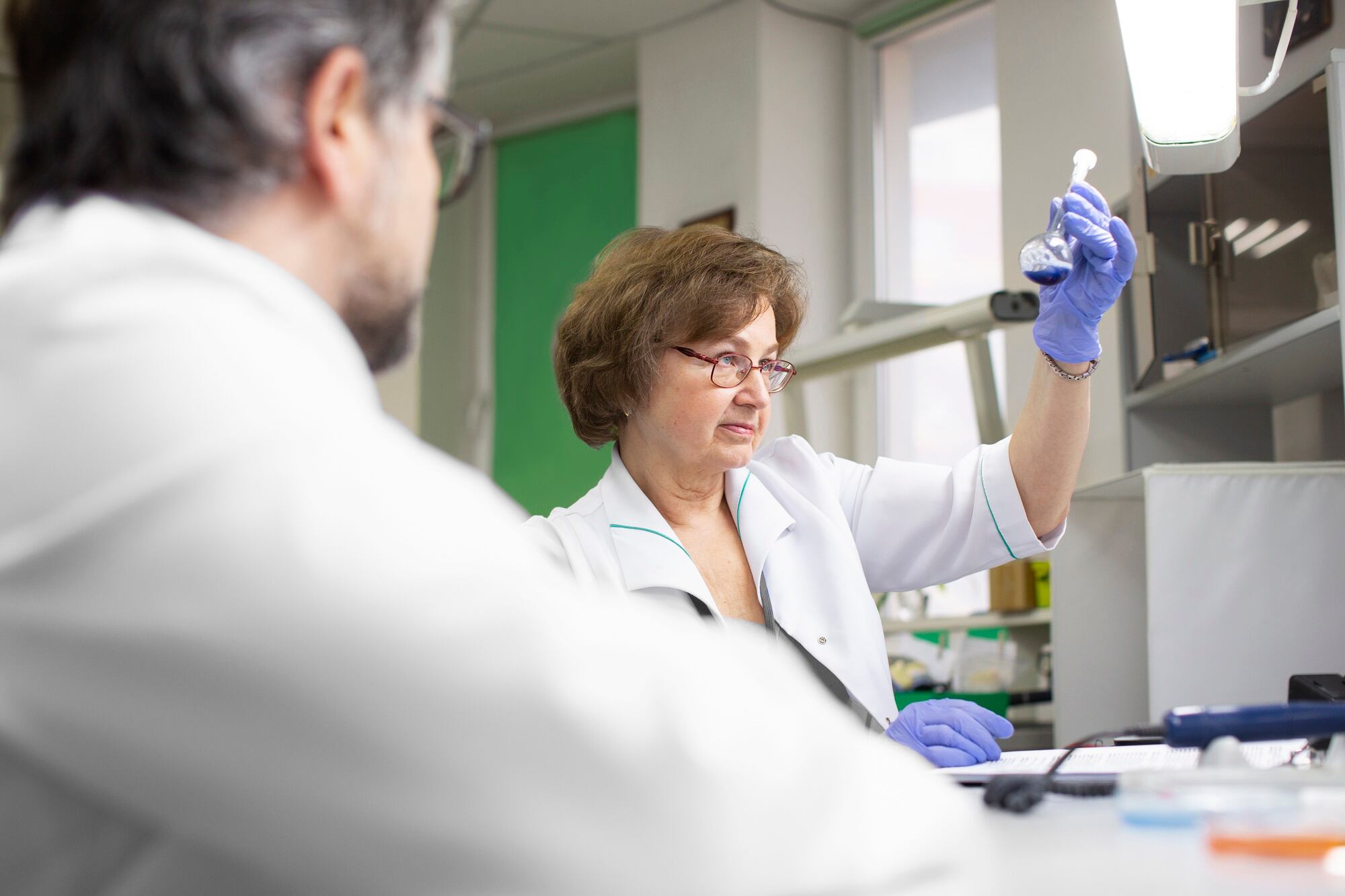 Las bacterias, junto con el biofilm, parecen facilitar el crecimiento de los cristales de calcio y la formación de nuevas capas minerales (Freepik)