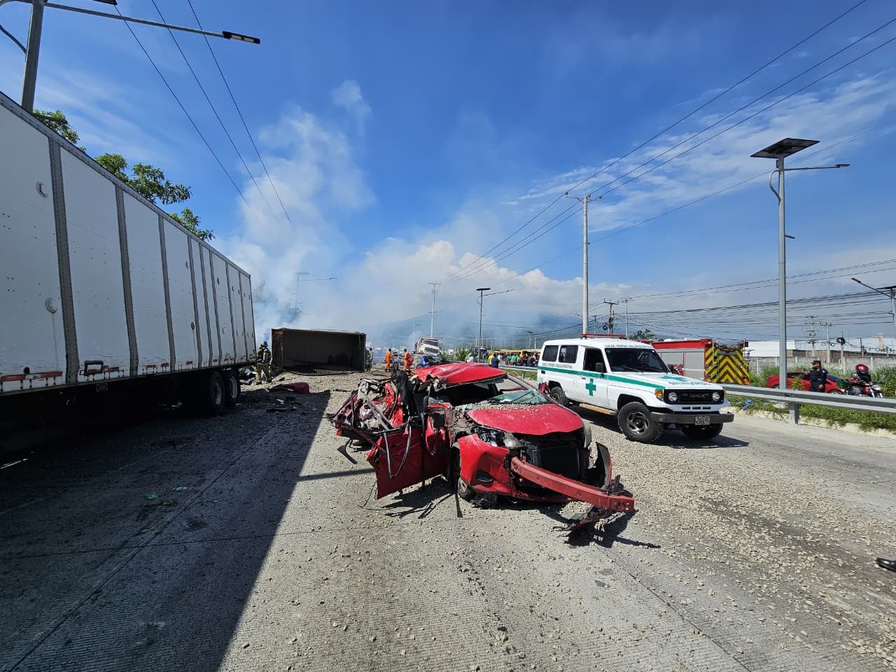 El despliegue de emergencia incluyó dos ambulancias, una unidad de rescate, una pipa y ocho elementos entre socorristas y rescatistas. (Cuerpos de Socorro El Salvador)
