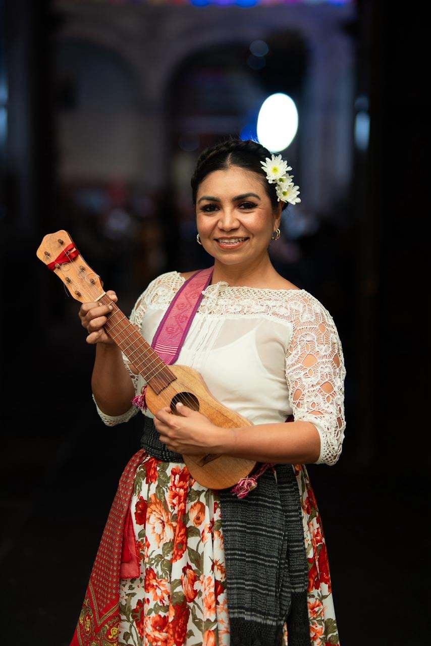 Mujer de Oaxaca presente en la invitación a la Guelaguetza 2026 (X/ Salomón Jara Cruz)