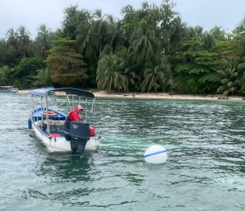 En algunas áreas del Parque Marino Isla Bastimentos instalan boyas para la protección de los arrecifes coralinos y pastos marinos. (MiAmbiente)