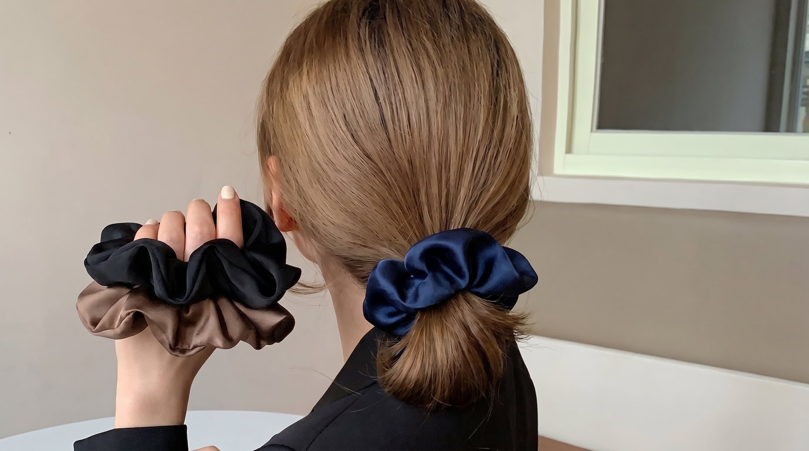 Los scrunchies de seda o satén disminuyen la tensión y ayudan a prevenir roturas. (Imagen Ilustrativa Infobae)