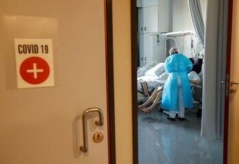 Foto del viernes de una enfermera atendiendo a un paciente con coronavirus en un hospital en Bruselas.
Sep 18, 2020. REUTERS/Francois Lenoir