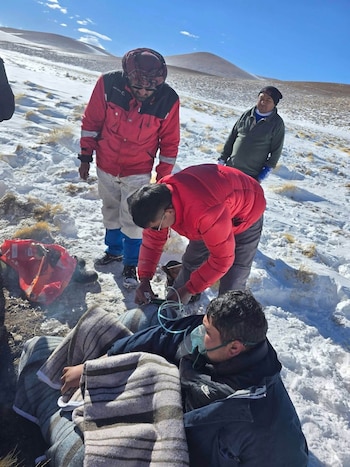 La nevada en el Salar del Hombre Muerto acumuló hasta 4 metros de altura y sepultó por completo la camioneta de los mineros. (Foto: Catamarca Uno)