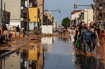 Varias personas con bolsas tras el paso de la DANA, en el barrio de la Torre, a 31 de octubre de 2024, en Valencia, Comunidad Valenciana (España). (Rober Solsona/Europa Press)