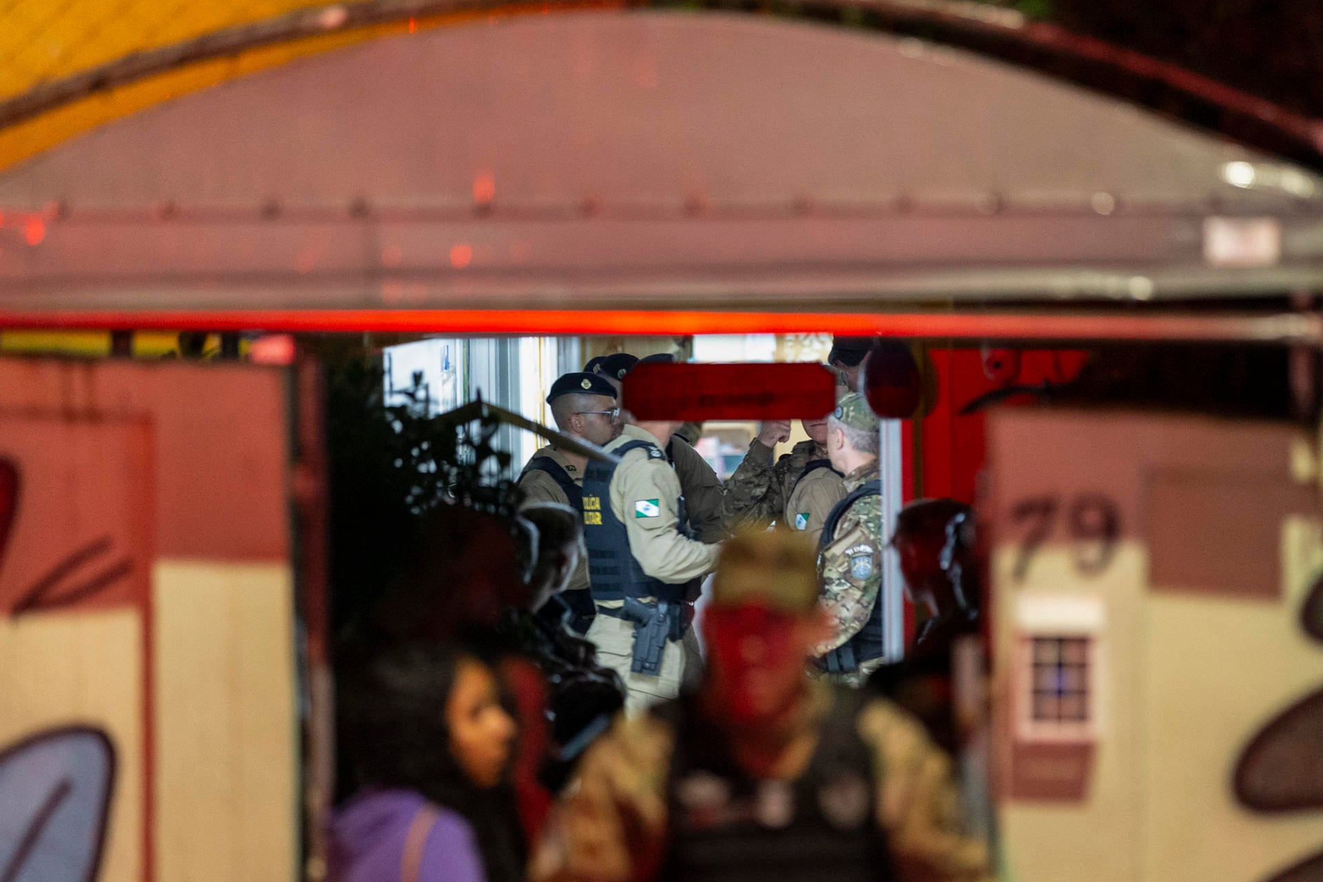 Uniformados de la Policía Militar de Brasil en acción antes de abatir al secuestrador (EFE)