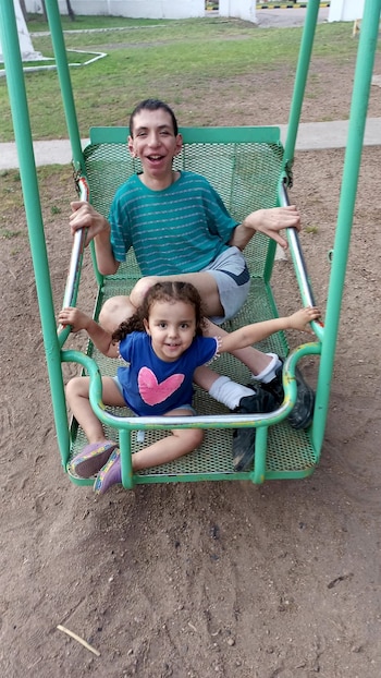 Yamir con Emma, su hermanita más chica, con quien convive. Cuando él se siente bien, pueden compartir juegos.