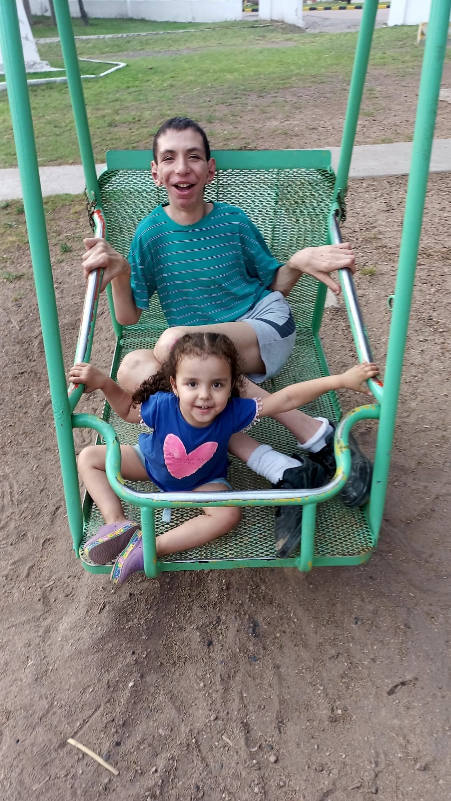 Yamir con Emma, su hermanita más chica, con quien convive. Cuando él se siente bien, pueden compartir juegos.
