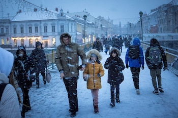 La comunidad húngara participa activamente en labores de defensa y asistencia humanitaria (Reuters)