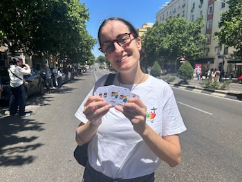 Águeda viaja a Madrid para la visita del papa León XIV con sus pegatinas y camiseta LGTBI+. (Imagen cedida)