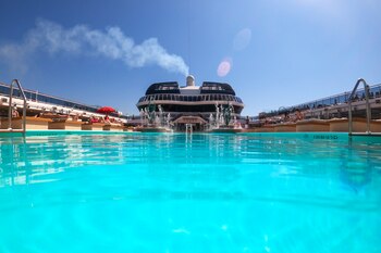 Pasajeros disfrutan del sol junto