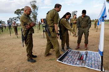 Soldados israelíes miran las fotos