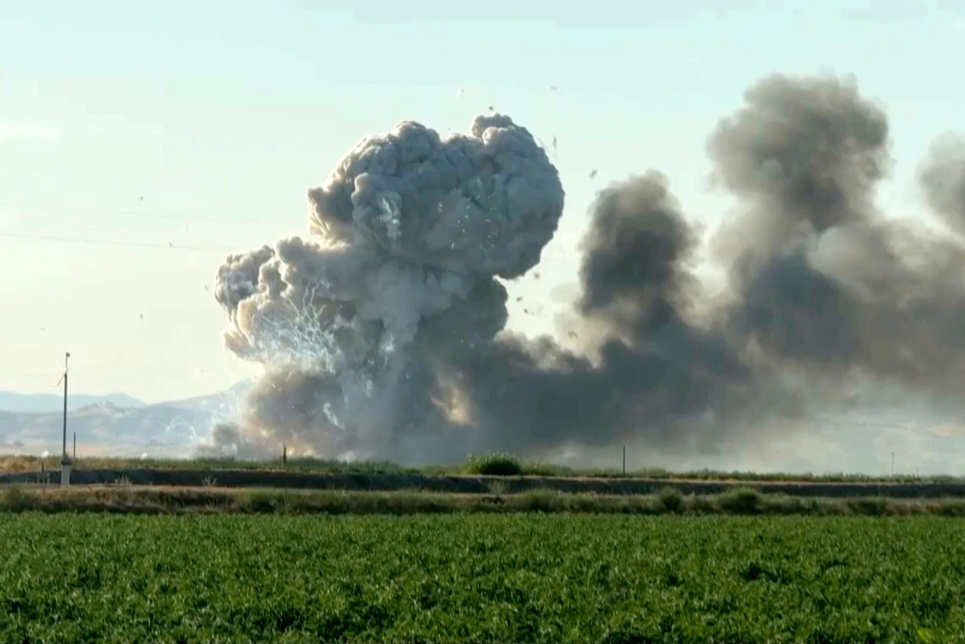 Explosión de fuegos artificiales en almacén de California deja siete desaparecidos y provoca evacuaciones. (Hudson Sheats vía AP)