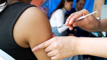La Secretaría Distrital de Salud advirtió que la influenza puede causar neumonía, hospitalización y muerte en población de riesgo, por lo que mantiene la vacunación como medida de prevención - crédito Secretaría de Salud Bogotá