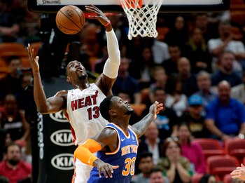 Adebayo (i) logró 21 puntos