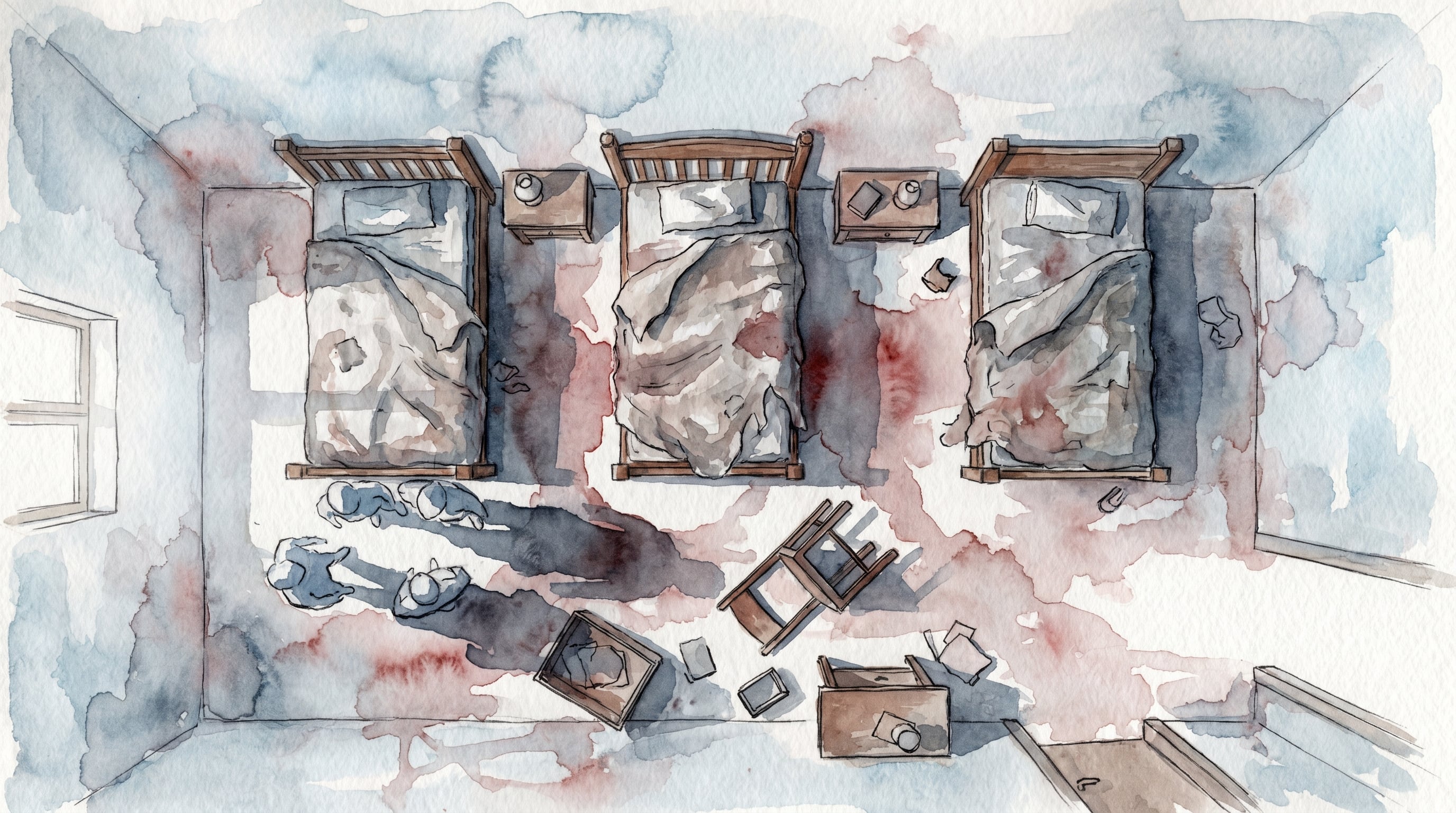 Una acuarela cenital de una habitación e muestra tres camas, mobiliario desordenado y manchas rojas diluidas en el suelo, mientras siluetas infantiles se ocultan bajo una cama, sugiriendo un evento traumático. (Imagen Ilustrativa Infobae)