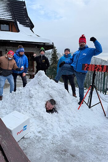 Soportó más de dos horas en contacto directo con nieve y consiguió un récord mundial