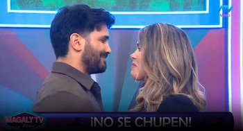 Israel Dreyfus sorprende a Luciana Roy durante juego de miraditas y Magaly Medina lanza comentario. Captura: Magaly TV La Firme.