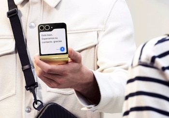 Persona utilizando la IA en una situación cotidiana con un móvil plegable de Samsung.
SAMSUNG