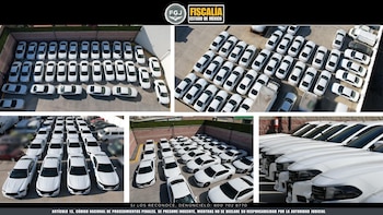 Múltiples vehículos blancos que forman