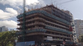 Un inmueble que da sus