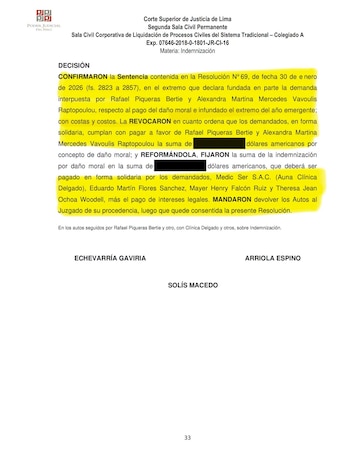 Documento judicial en papel con texto en español, fragmentos resaltados en amarillo, cifras censuradas en negro y nombres de tres magistrados