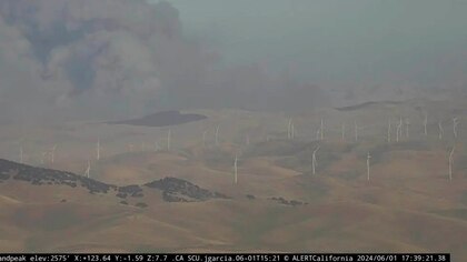 Incendio forestal en California: los bomberos intentan contener las llamas en medio de fuertes vientos