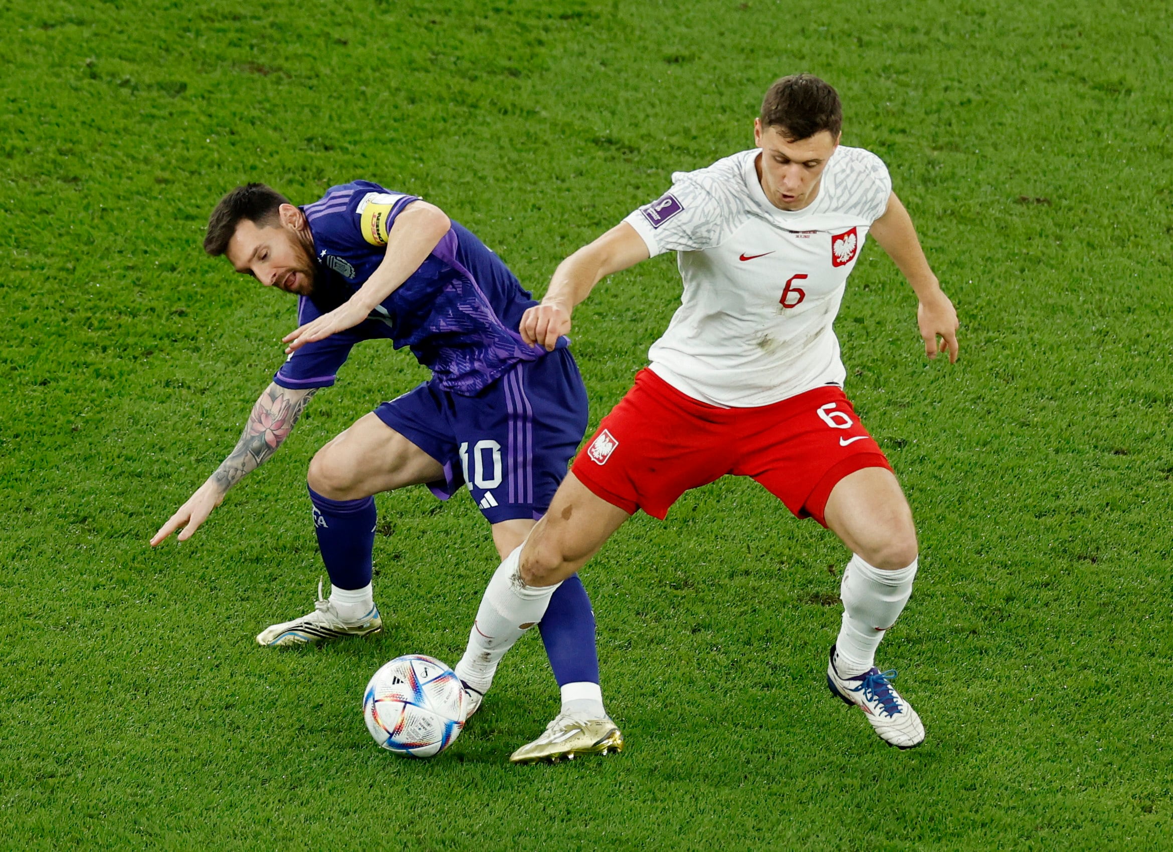 Krystian Bielik enfrentó a Messi en el Mundial de Qatar 2022 (Reuters)