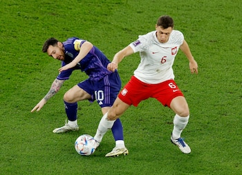 Krystian Bielik enfrentó a Messi en el Mundial de Qatar 2022 (Reuters)