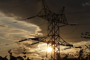 España, Francia, Italia, Grecia y Rumanía, pidieron este miércoles una reforma del mercado eléctrico en la Unión Europea (UE), después de que Alemania, Países Bajos y otros siete países reclamaran lo contrario, en línea con la postura que defiende la Comisión Europea. EFE/LUIS TEJIDO