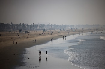 La advertencia sanitaria en playas de Los Ángeles recomienda evitar actividades acuáticas en zonas donde los análisis de agua detectaron bacterias por encima de los límites de seguridad de California. (REUTERS/Daniel Cole)
