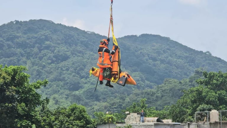 Dos de los tres tripulantes de la avioneta Beechcraft 35 Bonanza matrícula TG-PIP fueron rescatados por socorristas.