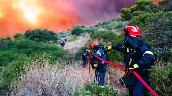 Al menos cuatro heridos por la colisión en vuelo de dos helicópteros que combatían los incendios de Grecia