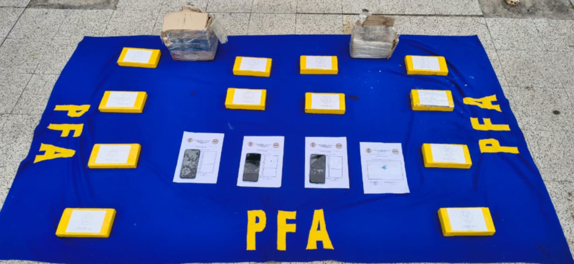 La Policía Federal Argentina incautó un importante cargamento de cocaína en un ómnibus en Santiago del Estero, junto con teléfonos celulares y documentos, como parte de un operativo antidrogas. (Policía Federal)