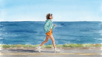 Ilustración acuarela de una mujer trotando hacia la derecha por una carretera costera, con auriculares, sudadera verde menta y pantalones cortos naranjas, el mar azul al fondo y cielo claro.