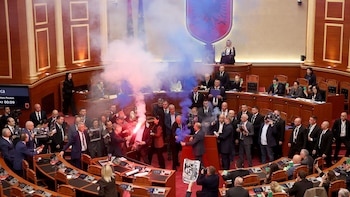 La oposición del euroescéptico Sali Berisha asalta el Parlamento albanés con bengalas y botes de humo
