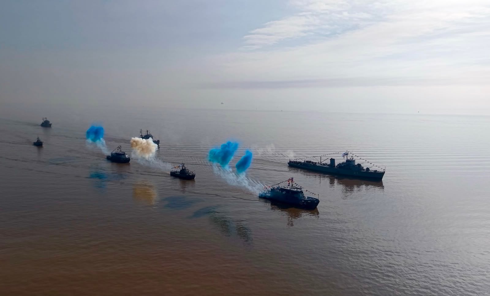 El homenaje que realizaron los buques de la Armada Argentina en el Río de la Plata
