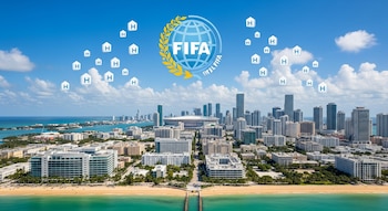 Vista aérea de Miami con el skyline, la costa y el Hard Rock Stadium. En el cielo azul, un logo digital de FIFA y numerosos íconos blancos de hoteles flotan.