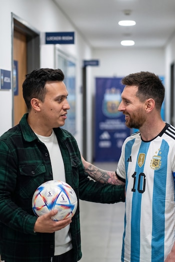 Para obtener una imagen con Messi en Gemini, el prompt plantea a un futbolista maduro con camiseta celeste y blanca en un centro de entrenamiento.