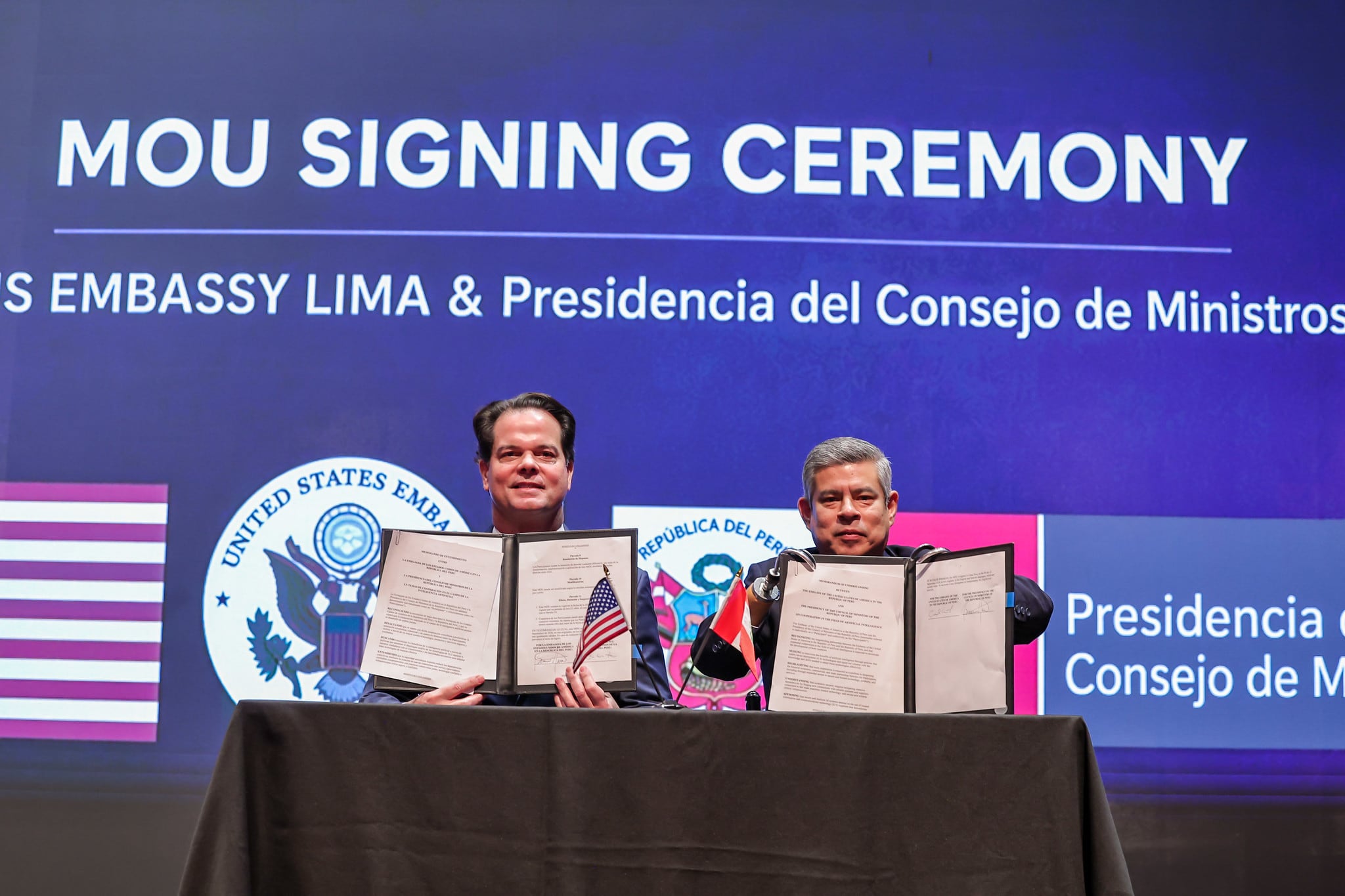 Luis Galarreta y Bernie Navarro presentan el acuerdo suscrito entre el Perú y los Estados Unidos para impulsar la cooperación en inteligencia artificial.