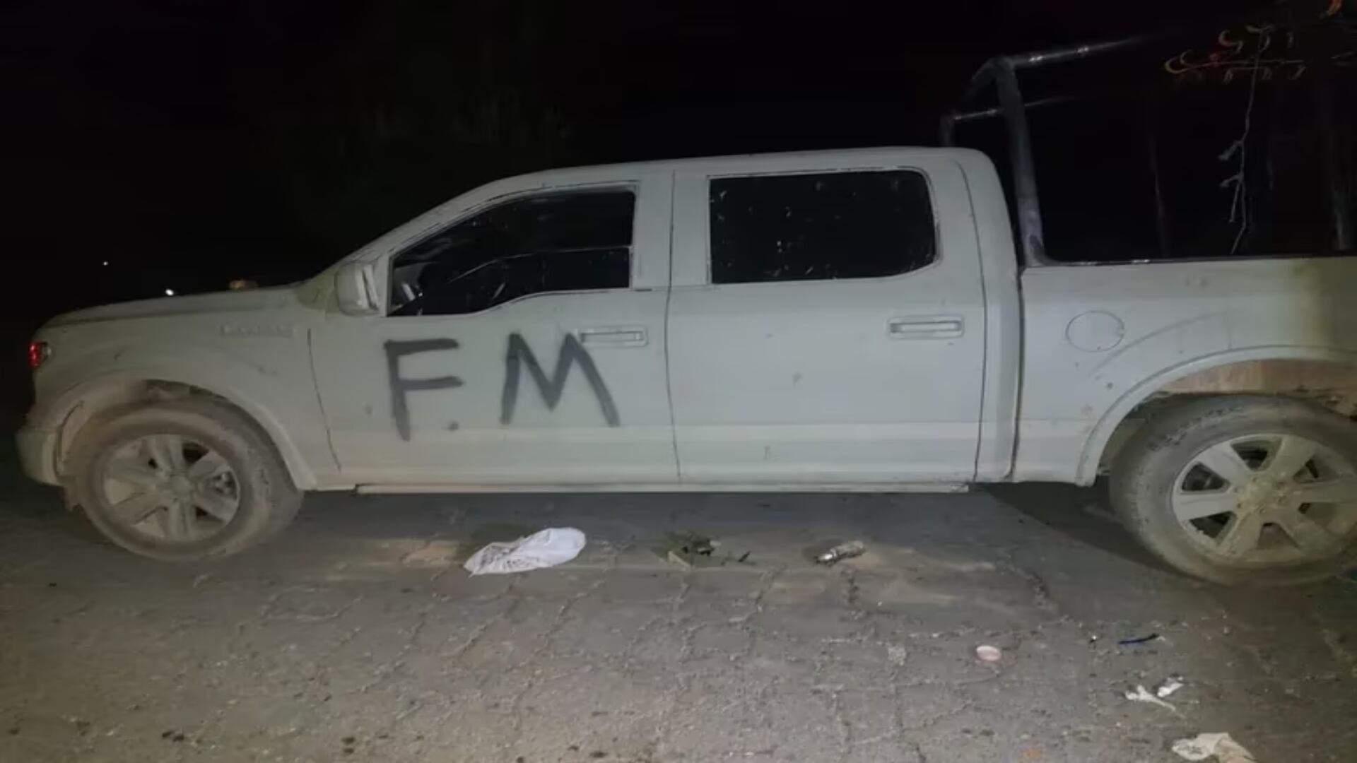 Camioneta con las iniciales de la Familia Michoacana.