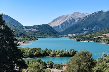 Lago de Barrea con vista de Villetta Barrea y Civitella di Alfedena (Wikimedia Commons)