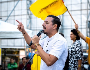 Las expresiones investigadas ocurrieron durante una protesta frente a la Asamblea Legislativa en junio de 2023, cuando Robles todavía era diputado. (Cortesía Ariel Robles)