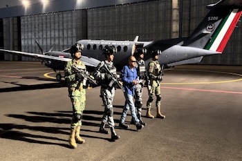 Sergio ‘N’, alias ‘El Señor de la A’, fue detenido en Ojinaga, Chihuahua, durante un operativo coordinado entre la Guardia Nacional y el Ejército Mexicano.
(X)