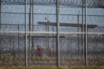 El ICE actualizó las normas de detención para centros operados por contratistas y cárceles de Estados Unidos (REUTERS/Daniel Cole)