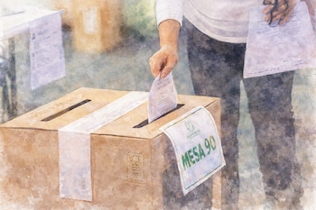 Dibujo estilo acuarela de una mano introduciendo una papeleta en una urna electoral de cartón con la etiqueta "MESA 90" y el logo de la Registraduría.