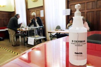 Una botella de gel desinfectante