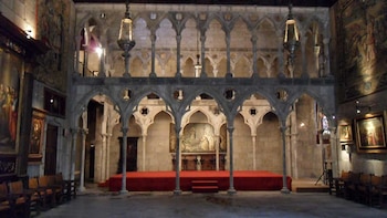 El Claustro Romántico es del