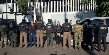 Benito “N”, María Fernanda “N”, Efraín “N” y Mario “N” fueron capturados durante un operativo coordinado por autoridades federales. (Crédito: FGJEM)